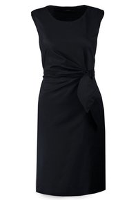 Robe noire sans manches longueur genou avec encolure ronde et détail noué sur le côté créant un tissu froncé à la taille.