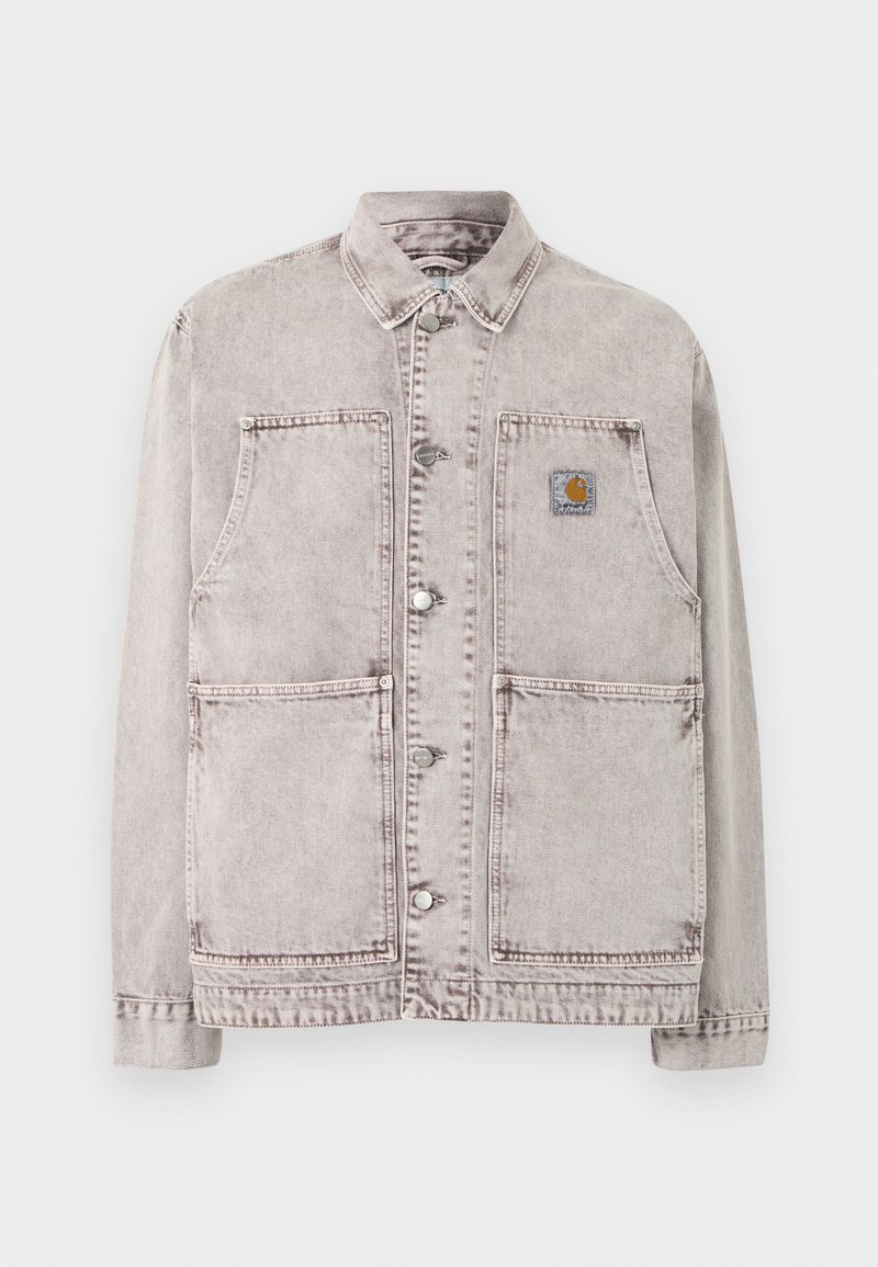 Veste de travail en denim gris clair avec fermeture à boutons, deux grandes poches basses, deux poches poitrine et un petit patch logo carré sur la poitrine gauche.
