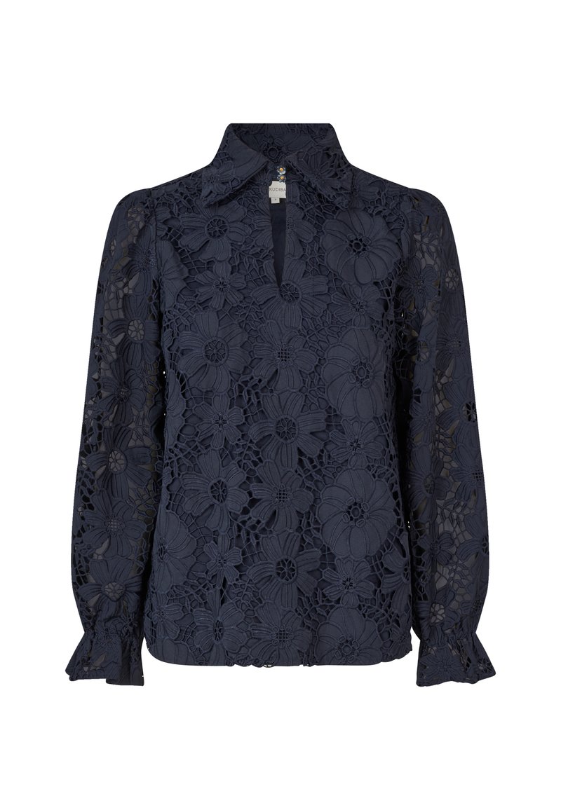 Blusa a maniche lunghe blu navy con pizzo floreale, colletto, apertura a chiave e polsini arricciati. Texture intricata in tutta la blusa.