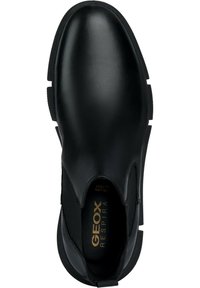 Botte Chelsea en cuir noir avec panneaux latéraux élastiques et bout arrondi. Présente un logo doré "GEOX RESPIRA" à l'intérieur. Texture lisse et design minimaliste.