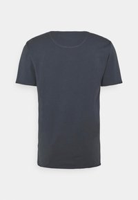 T-shirt grigio scuro a maniche corte realizzato in cotone morbido. Presenta un collo rotondo e un orlo pulito senza motivi o accenti visibili.