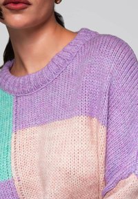 Pull en tricot avec un mélange de couleurs lavande, vert menthe et pêche ; col côtelé ; tissu texturé.