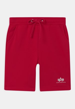 Rode katoenen short met een trekkoord in de taille, zijzakken en een klein wit logo op het onderste gedeelte van het linkerbeen. Gladde textuur, casual ontwerp.
