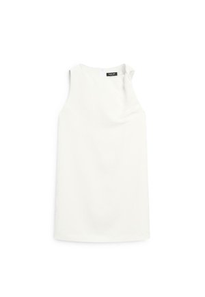 Bílý top bez rukávů s vysokým výstřihem a jemným nashromážděným detailem na pravém rameni.