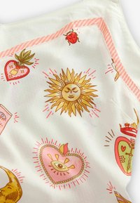 Țesătură albă cu ilustrații colorate ce includ un soare, inimioare și diverse simboluri, evidențiată de o margine cu dungi roz.