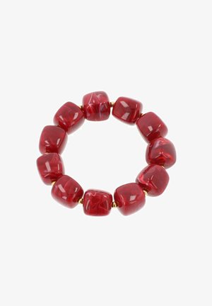 Rode armband met kralen, bestaande uit vierkante, gemarmerde kralen van gepolijst materiaal, afgewisseld met kleine accenten in goudkleur.