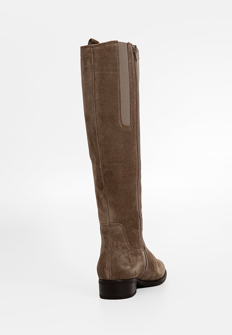 Bottes en cuir suédé marron, hauteur genou, avec une forme effilée, dotées d'une fermeture éclair sur le côté et d'un petit talon empilé. Texture lisse avec une finition douce.