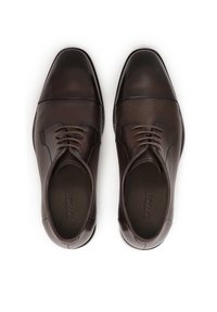 Scarpe eleganti in pelle marrone con un design slanciato, dotate di una punta liscia, corpo texturizzato, lacci e un tacco arrotondato.