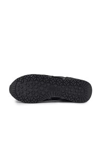 Suela de zapato deportivo negro con goma texturizada para agarre. Presenta un dibujo en la banda de rodadura y el logotipo de la marca embossado en el centro.