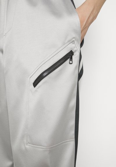 Neil Barrett RELAXED LOOSE AVIATOR DIAGONAL POCKETS TROUSERS - Παντελόνι φόρμας - silver-coloured/black
