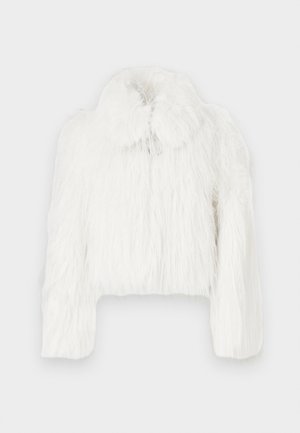 Krknjena bela krznena jakna z puhasto teksturo, s krožno ovratnikom in dolgimi rokavi. Mehka, gosta tkanina brez vidnih zaponk.