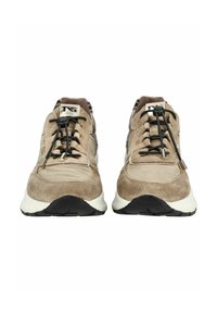 Paire de baskets beige en daim et tissu avec lacets élastiques noirs et semelles blanches vues de face sur fond blanc.