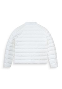 Giacca bianca imbottita con design trapuntato, caratterizzata da un colletto rotondo e maniche lunghe, mostrata di schiena. Materiale liscio e leggero.