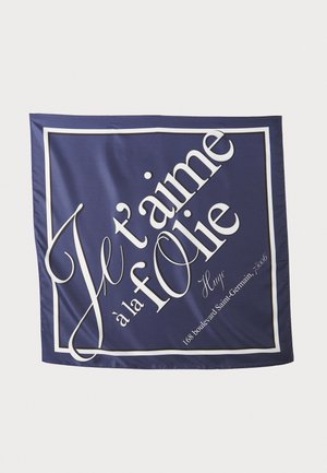 Granatowy jedwabny szalik z białym napisem "Je t'aime à la folie" oraz "Hugo" w prostokątnym obramowaniu. Tekst w różnych stylach czcionek.
