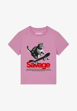 Pinkes T-Shirt mit einer schwarz-weißen Katze, die auf einem Skateboard springt, über dem fetten roten Schriftzug "Savage" und darunter kleinerer inspirierender Text.