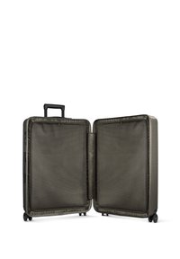 Valise rigide de couleur vert olive. Dispose d'un double compartiment, d'une texture lisse, de fermetures éclair et d'une poignée télescopique. Quatre roues pivotantes.