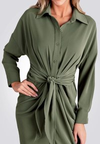 Cupshe COLLARED FRONT BUTTON - Košilové šaty - army green
