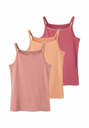 Trzy bawełniane topy na cienkich ramiączkach w stonowanych kolorach: różowym, brzoskwiniowym i ciemnoróżowym, starannie ułożone na białym tle.