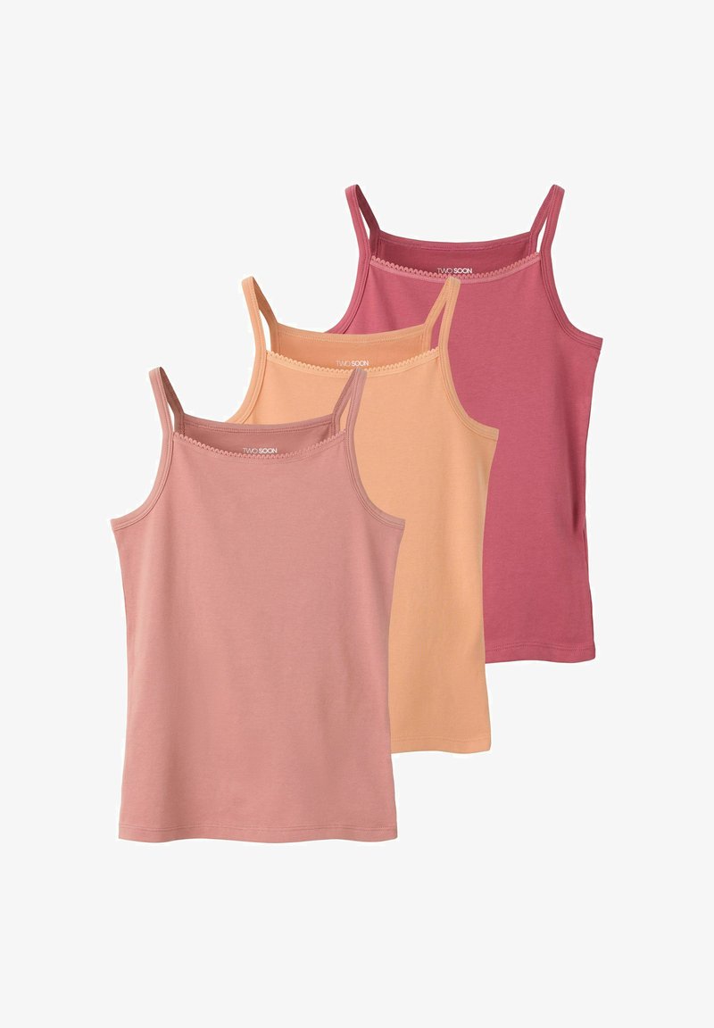 Trois débardeurs en coton à fines bretelles dans des tons rose doux, pêche et rose foncé, soigneusement superposés sur un fond blanc.