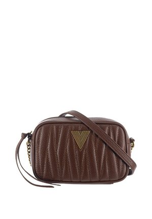 Borsa a tracolla in pelle marrone con motivo trapuntato, logo dorato a forma di V, chiusura con cerniera e tracolla regolabile.