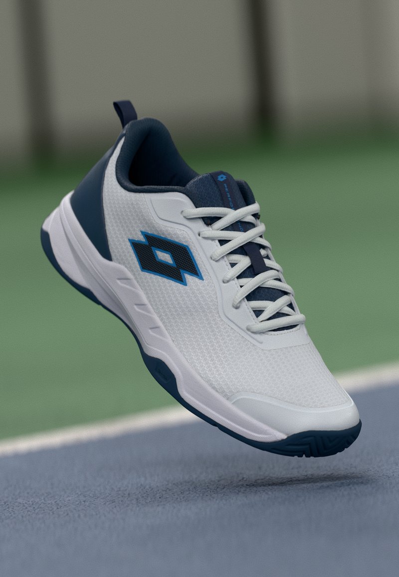 Weißer Sportschuh mit einer strukturierten Mesh-Oberfläche, marineblauen Akzenten und einem blauen Logo. Verfügt über eine gepolsterte Sohle und ein Schnürsystem für einen sicheren Sitz.