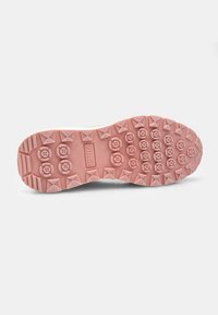 Suola di sneaker rosa con modelli di battistrada triangolari e circolari, inclusi il logo del marchio. Realizzata in gomma con superficie testurizzata per una migliore aderenza.