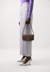 COACH LUXE REFINED IDOL BAG - Kézitáska - dark stone