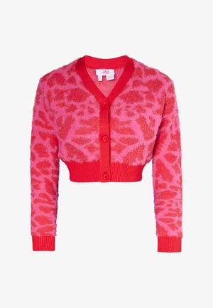 Cardigan scurt în material fuzzy roșu și roz, cu un design de imprimeu leopard, având guler în V, manșete tricotate roșii cu dungi și nasturi frontali.