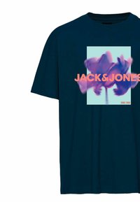 Camiseta de manga corta azul marino con un diseño gráfico central de flores y el texto "JACK&JONES" en rosa claro. Material de algodón suave.