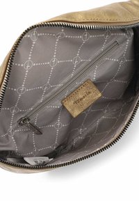 Interno della borsa metallica oro con fodera grigia caratterizzata da un motivo a griglia, una tasca con zip e un'etichetta testurizzata. Chiusura con zip.