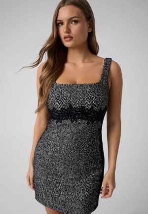 Guess, FISCHGRÄT-MINIKLEID - Robe droite - schwarz