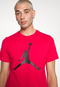 Jordan JUMPMAN SS CREW - T-shirt estampada - fire red/black