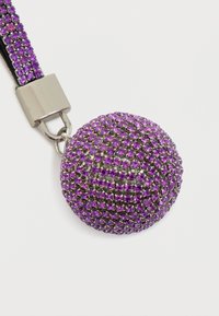 Lilla kristallidega kaetud sfääriline ripats hõbedase klambriga, millel on tekstuuriga pind ja keerukas väike kivikeste muster.