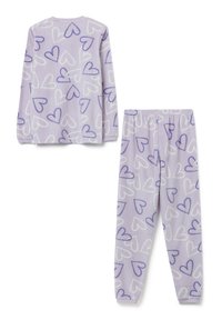 Lila Fleece-Pyjamaset bestehend aus einem langärmeligen Oberteil und einer Hose, verziert mit weißen und blauen Herzmustern. Weicher Stoff, elastischer Bund.