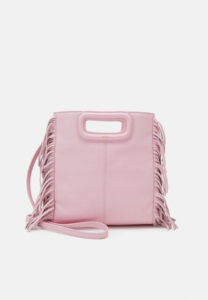 Bolso de mano de cuero rosa suave con asa rectangular recortada, correa larga y detalles decorativos de flecos en ambos lados.