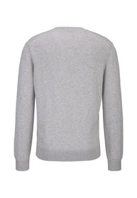 Grijze sweater met ronde hals en lange mouwen, gemaakt van zachte gebreide stof. Heeft een geribbelde zoom en manchetten, met een gladde textuur overal.