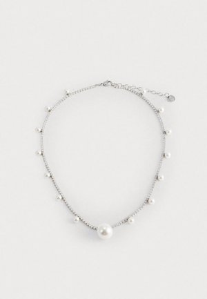 Collana d'argento con piccole perle rotonde e una perla centrale più grande, accompagnata da pietre chiare scintillanti lungo la catena.