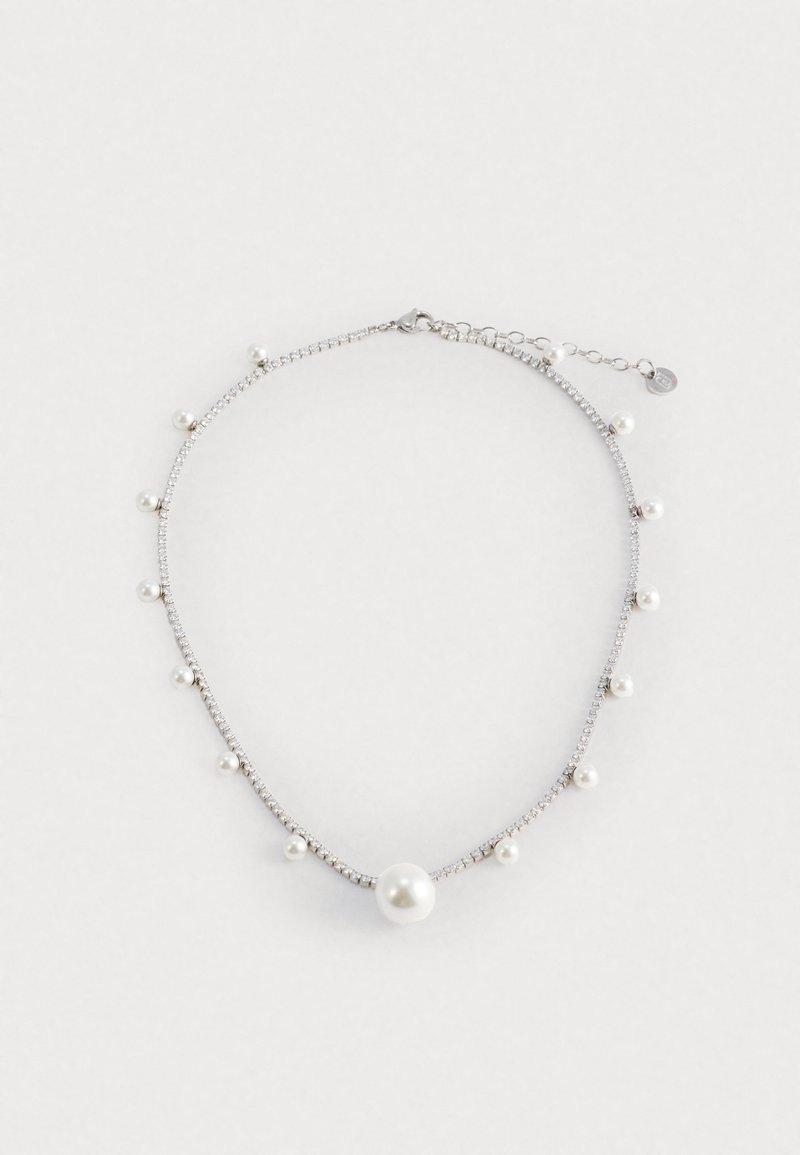 Collana d'argento con piccole perle rotonde e una perla centrale più grande, accompagnata da pietre chiare scintillanti lungo la catena.