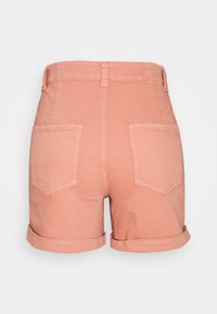 Pantaloni corti casual in cotone di un morbido corallo, con orli arrotolati e due tasche posteriori con dettagli di cucitura. Design della vita standard.