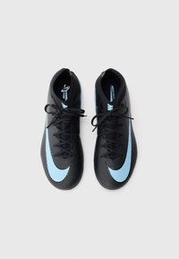 Des crampons de football Nike Mercurial noirs avec des logos swoosh bleu clair, les lacets noués, vus d'en haut sur un fond blanc.