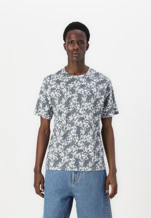 T-shirt à manches courtes dans un motif floral gris et blanc, fabriqué en tissu léger avec un col rond et une coupe décontractée.
