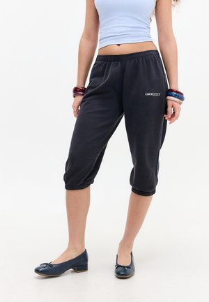 iets frans... PIPED CAPRI JOGGER - Šortky - black