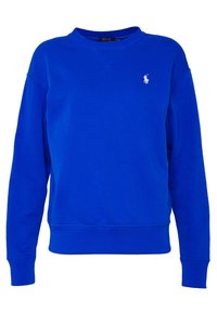 Blå sweatshirt tillverkad av mjukt tyg, med rund halsringning, ribbade muddar och en liten logotyp upptill till vänster.