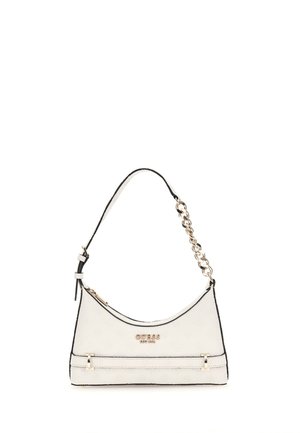 Borsa sintetica bianca con design curvo, dettagli neri, accessori dorati e tracolla a catena staccabile. Presenta un logo sul davanti.