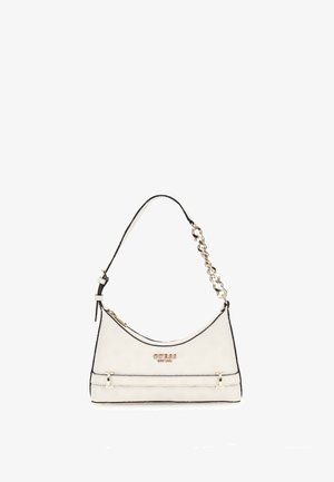 Borsa sintetica bianca con design curvo, dettagli neri, accessori dorati e tracolla a catena staccabile. Presenta un logo sul davanti.