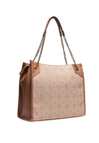 Brun syntetisk tote-väska med vävd texturpanel, guldhardware, kedjesnoddar och präglat logomönster över tyget.
