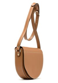 Brązowa skórzana torebka typu crossbody o zaokrąglonym kształcie, z kontrastowym przeszyciem i długim, regulowanym paskiem. Posiada zapięcie na zatrzask i gładką teksturę.