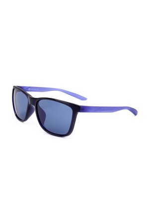 Occhiali da sole neri e viola con lenti rettangolari colorate di blu, leggermente inclinati verso destra su sfondo bianco.