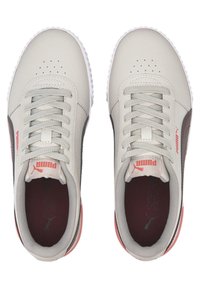 Baskets en cuir gris clair avec semelles en caoutchouc blanches, comprenant des lacets gris, un accent bordeaux et un logo Puma rouge sur le côté.