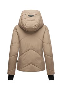 Tan puffer jack met capuchon, voorzien van een gequilt ontwerp, diagonale stiksel en zwarte elastische manchetten. Logo op de achterkant van de hals.